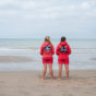 2 meisjes op het strand